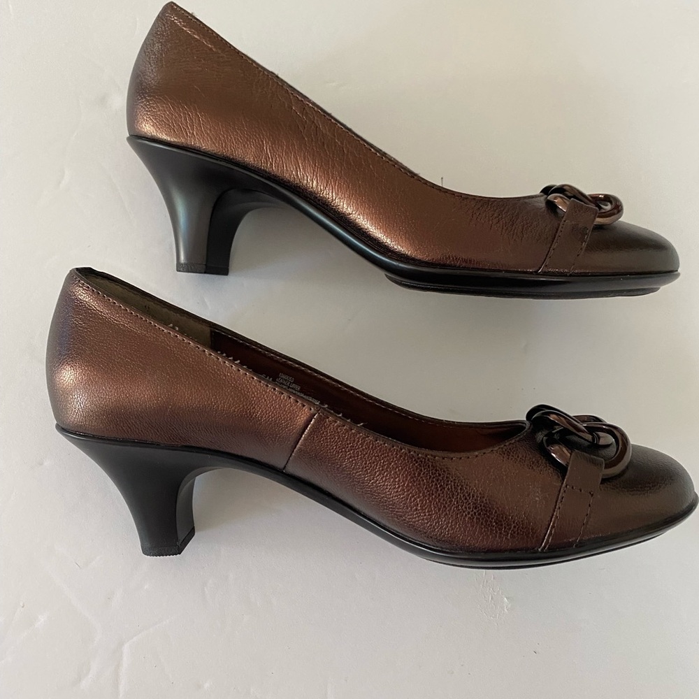 Sofft leather kitten heels